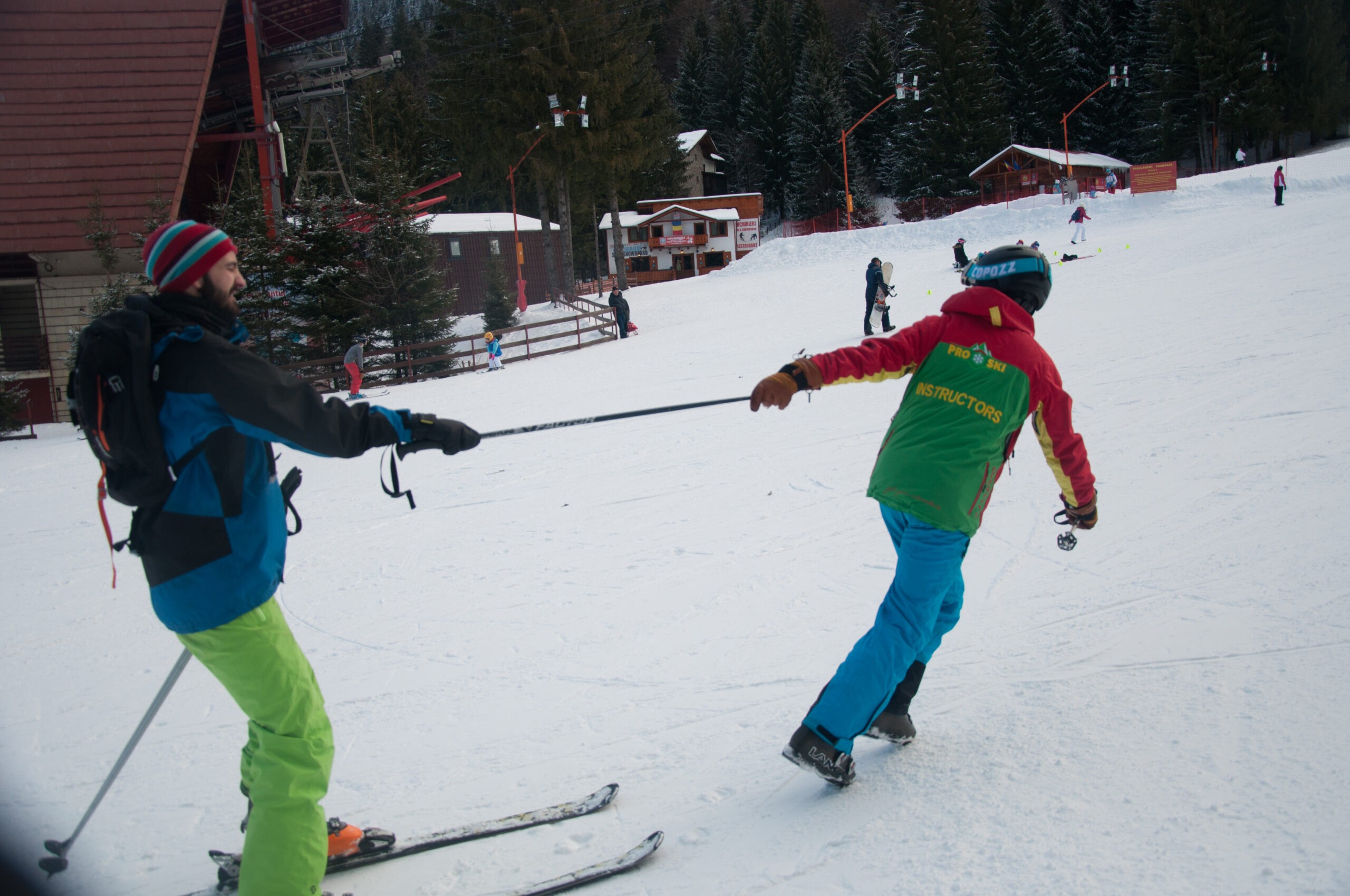 Instructorul de ski invata urcarea pe teleski