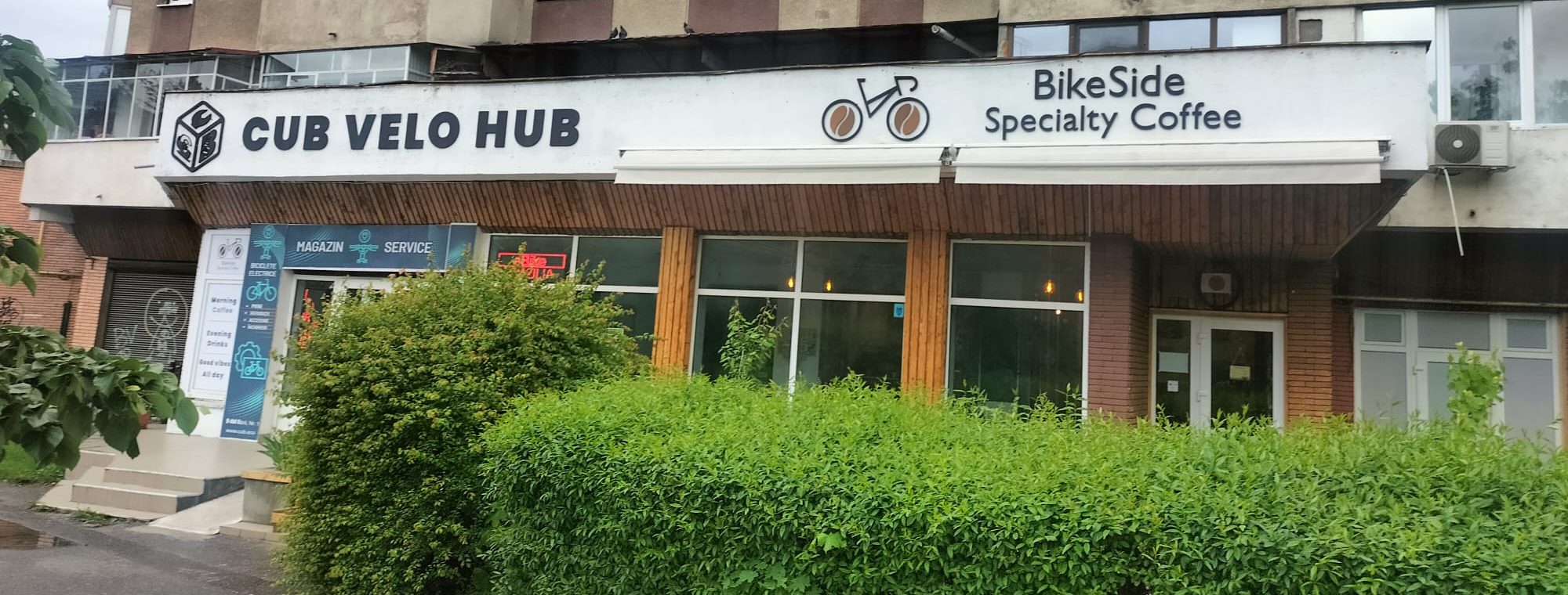 Fațada CUB Velo Hub și Bikeside Coffee pentru depozitare bagaje lângă Gara Brașov